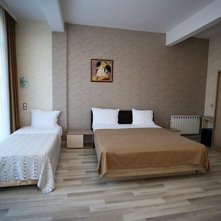 מומצ'ילגראד Apart Hotel Central מראה חיצוני תמונה