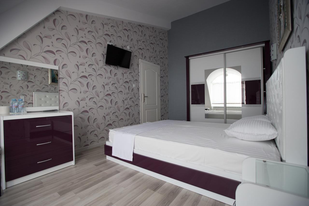 מומצ'ילגראד Apart Hotel Central מראה חיצוני תמונה