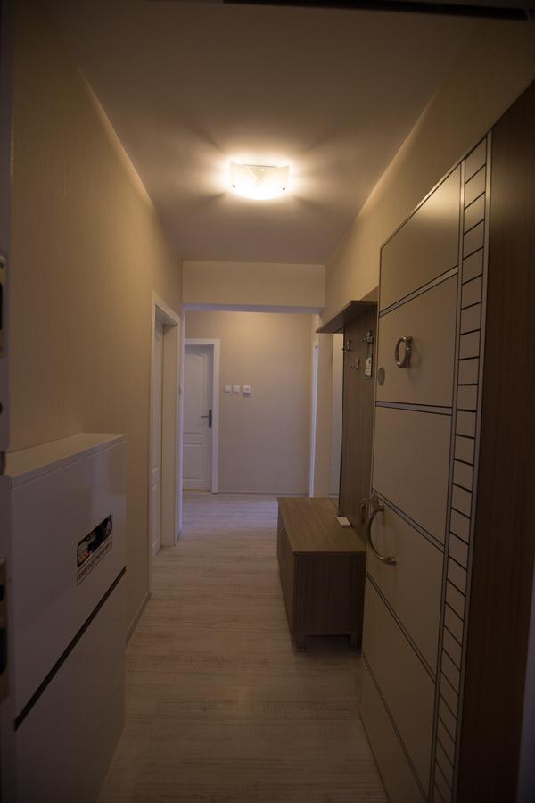 מומצ'ילגראד Apart Hotel Central מראה חיצוני תמונה