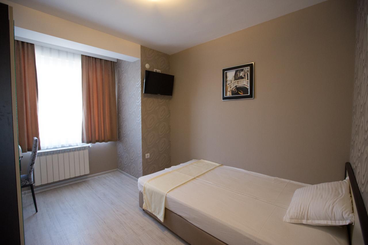 מומצ'ילגראד Apart Hotel Central מראה חיצוני תמונה
