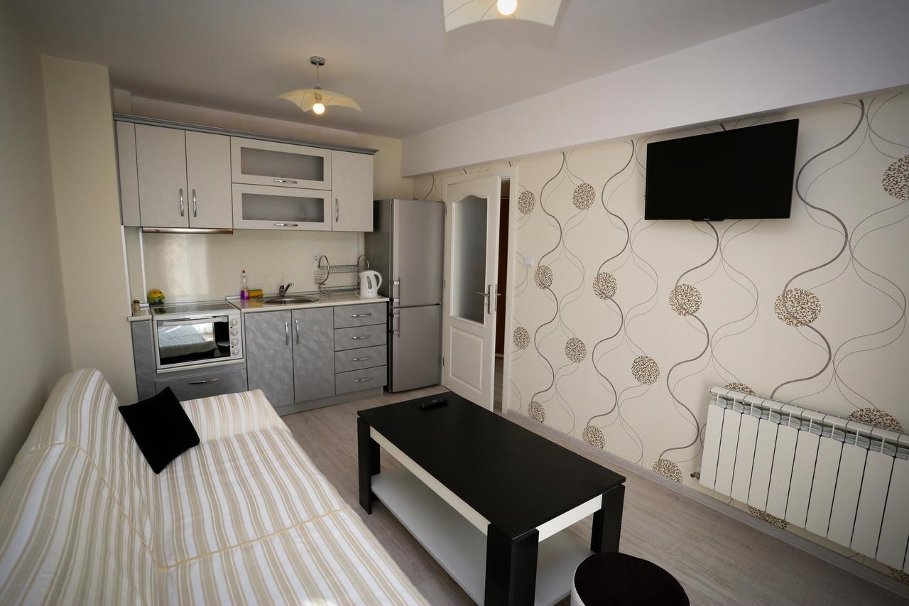 מומצ'ילגראד Apart Hotel Central מראה חיצוני תמונה