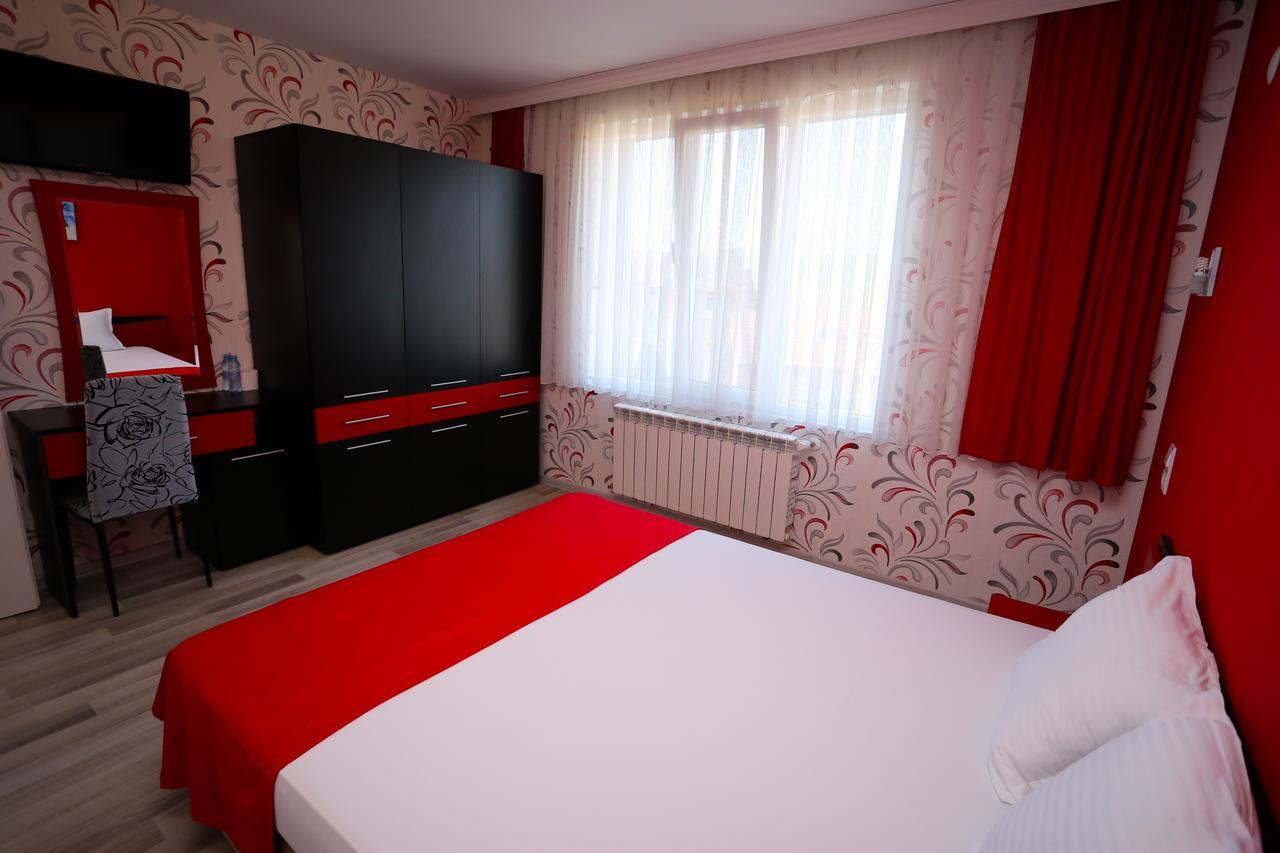 מומצ'ילגראד Apart Hotel Central מראה חיצוני תמונה