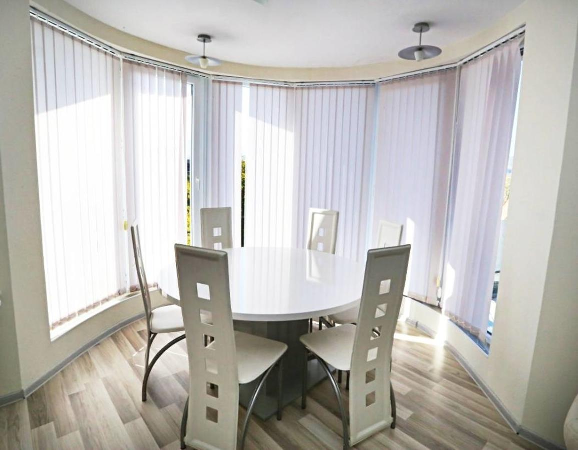 מומצ'ילגראד Apart Hotel Central מראה חיצוני תמונה