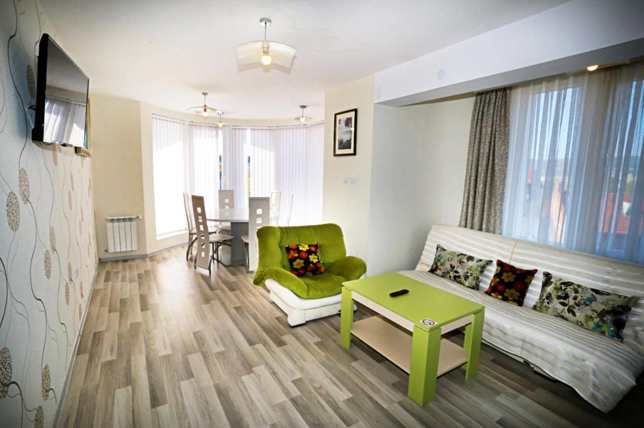 מומצ'ילגראד Apart Hotel Central מראה חיצוני תמונה