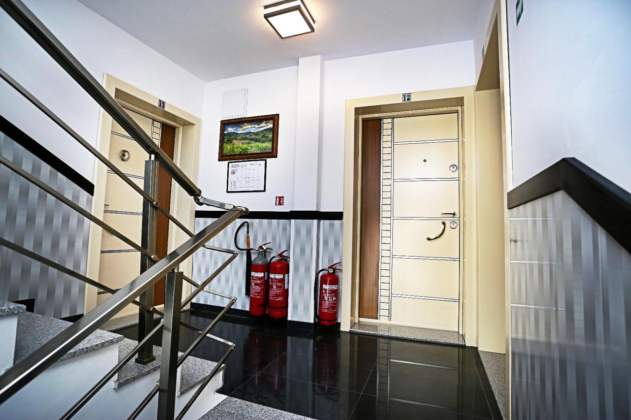 מומצ'ילגראד Apart Hotel Central מראה חיצוני תמונה