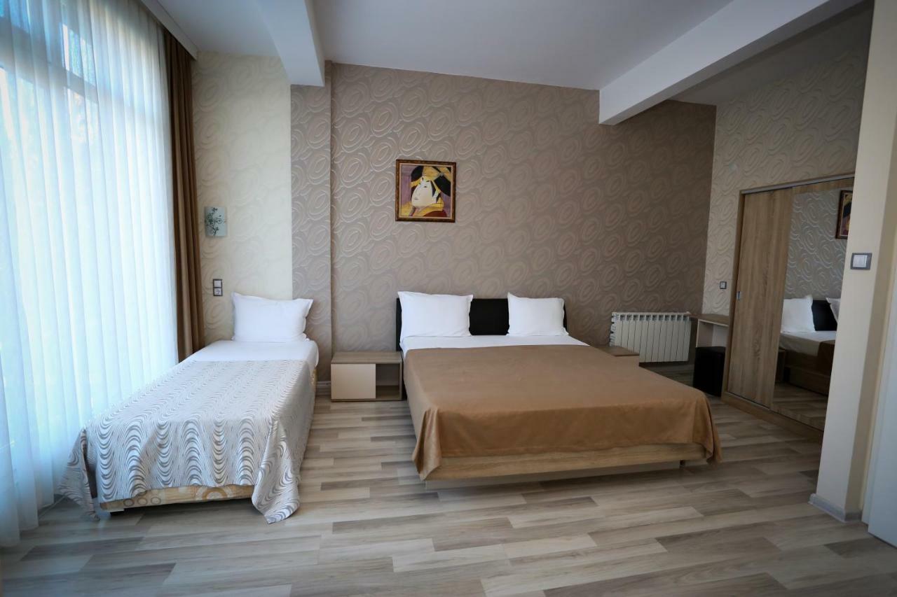 מומצ'ילגראד Apart Hotel Central מראה חיצוני תמונה